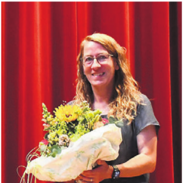 Sie zeigen, was sie ausmacht - Petra Rohrbach wurde für 20 Jahre als Klassenlehrerin in Jonen geehrt.