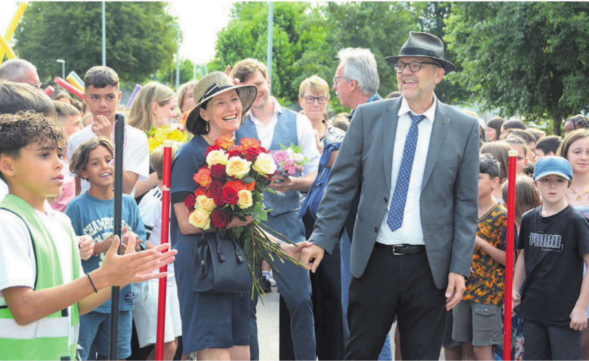 Grosser Empfang zum Abschied: Begleitet von seiner Frau Gabriela, mit der er viele Jahre gemeinsam unterrichtet hat, schreitet Guido Arnet unter dem frenetischen Applaus der Schüler über den «Walk of Fame». Bilder: Chregi Hansen - Das Bild wird blockiert. – Möglicherweise durch einen aktiven Adblocker.