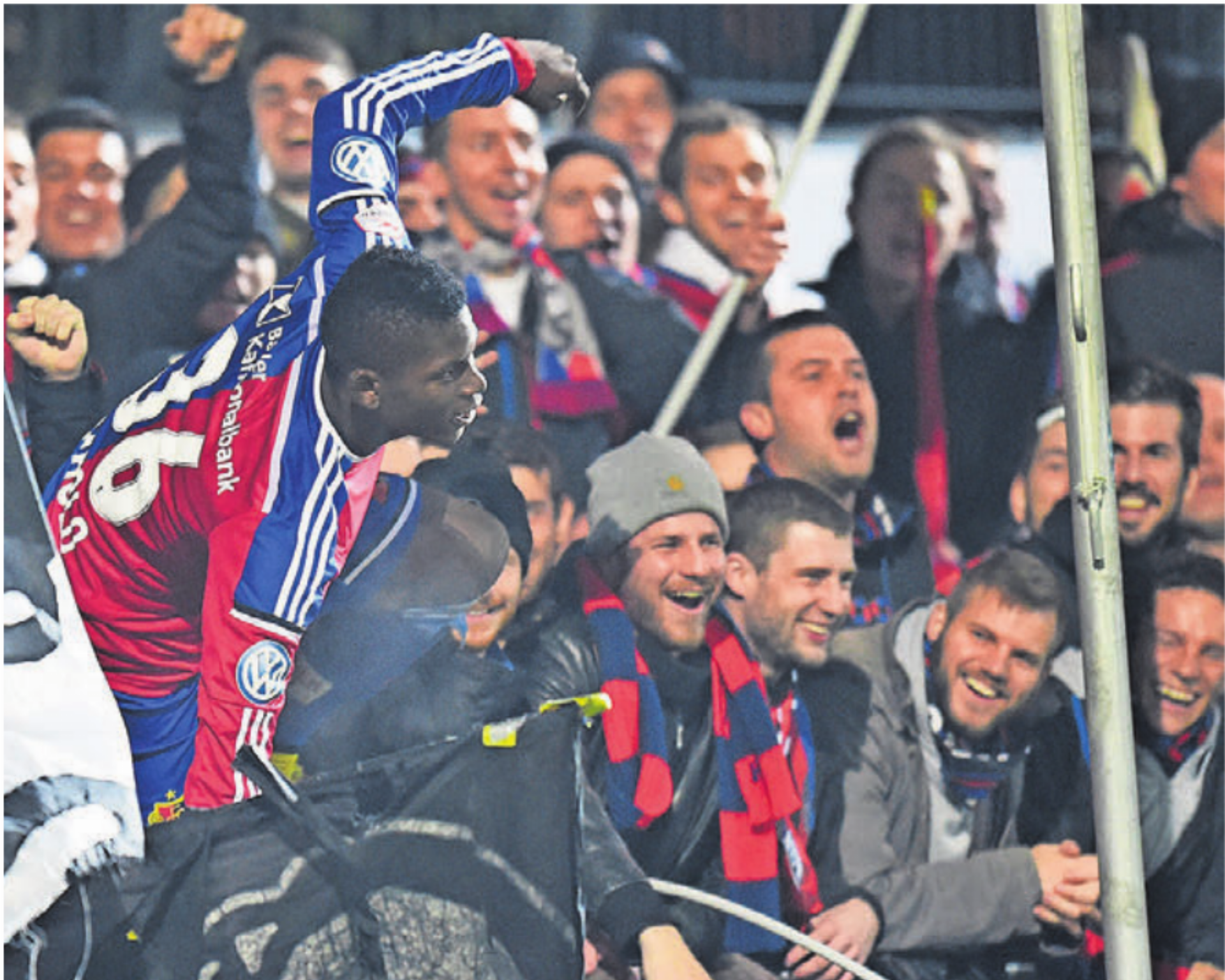 Sprung in die FCB-Fans: Breel Embolo im Oktober 2014 in Wohlen. Bild: Alexander Wagner / Archiv - Das Bild wird blockiert. – Möglicherweise durch einen aktiven Adblocker.