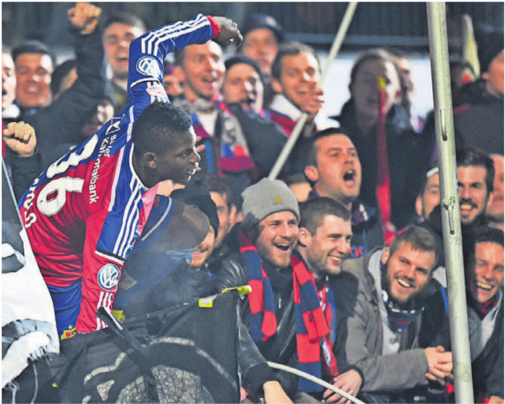 Sprung in die FCB-Fans: Breel Embolo im Oktober 2014 in Wohlen. Bild: Alexander Wagner / Archiv