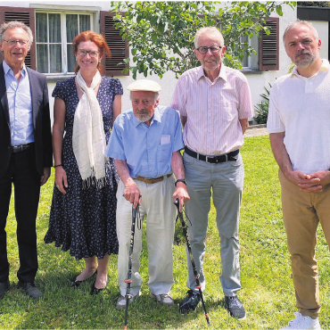 Enge Verbundenheit mit Wohlen - Den 80. Geburtstag gemeinsam gefeiert (v. l.): Walter Stoffel, Eva Maria Belser, der ehemalige Präsident Carl Hans Brunschwiler, der aktuelle Präsident Kurt Fricker, Jacques Dubey. Bild: zg