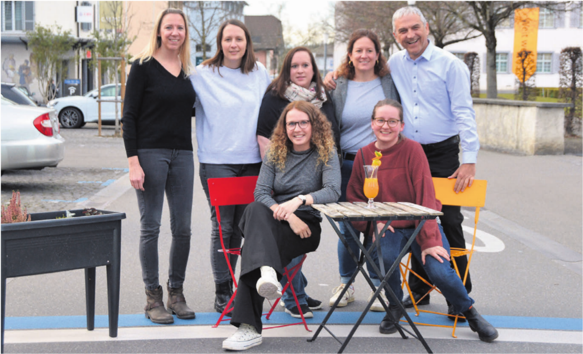 So fing alles an, diese sieben Personen riefen 2023 die erste «Usestuehlete» ins Leben, von links: Steffi Stutz, Valérie Weibel, Steffi Haller, Myrta Strebel und Josef Villiger; vorne von links: Muriel Weibel und Lea Küng.    Bilder: Archiv - Das Bild wird blockiert. – Möglicherweise durch einen aktiven Adblocker.