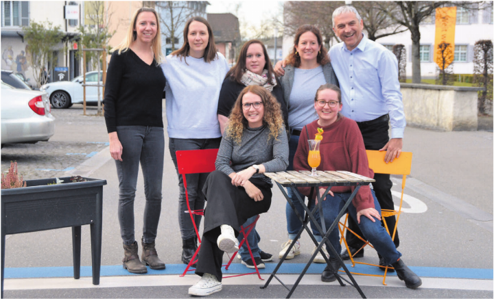 So fing alles an, diese sieben Personen riefen 2023 die erste «Usestuehlete» ins Leben, von links: Steffi Stutz, Valérie Weibel, Steffi Haller, Myrta Strebel und Josef Villiger; vorne von links: Muriel Weibel und Lea Küng.    Bilder: Archiv