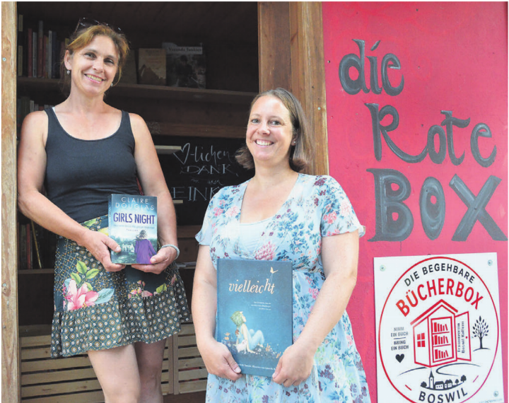 Sie freuen sich, dass die begehbare Bücherbox im Dorf so gut angenommen wurde: Luzia Keusch (links), Präsidentin des Frauenvereins, und Initiantin Rebecca Bucher. Bild: Annemarie Keusch