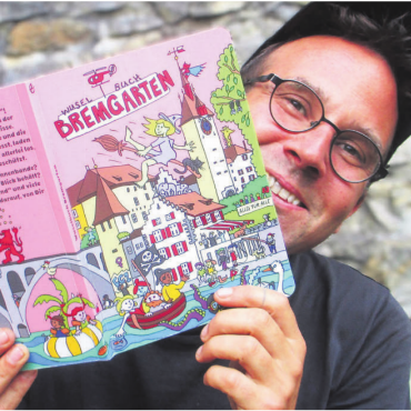 Vor allem zur Freude der Kinder - Das Gesicht hinter dem Buch: Eigentlich hat Michael Schaller sein Werk anonym veröffentlicht. Letztlich gab er dennoch gerne Auskunft über die Geschichten hinter seinem Wimmelbuch über Bremgarten. Bild: Rahel Schmid