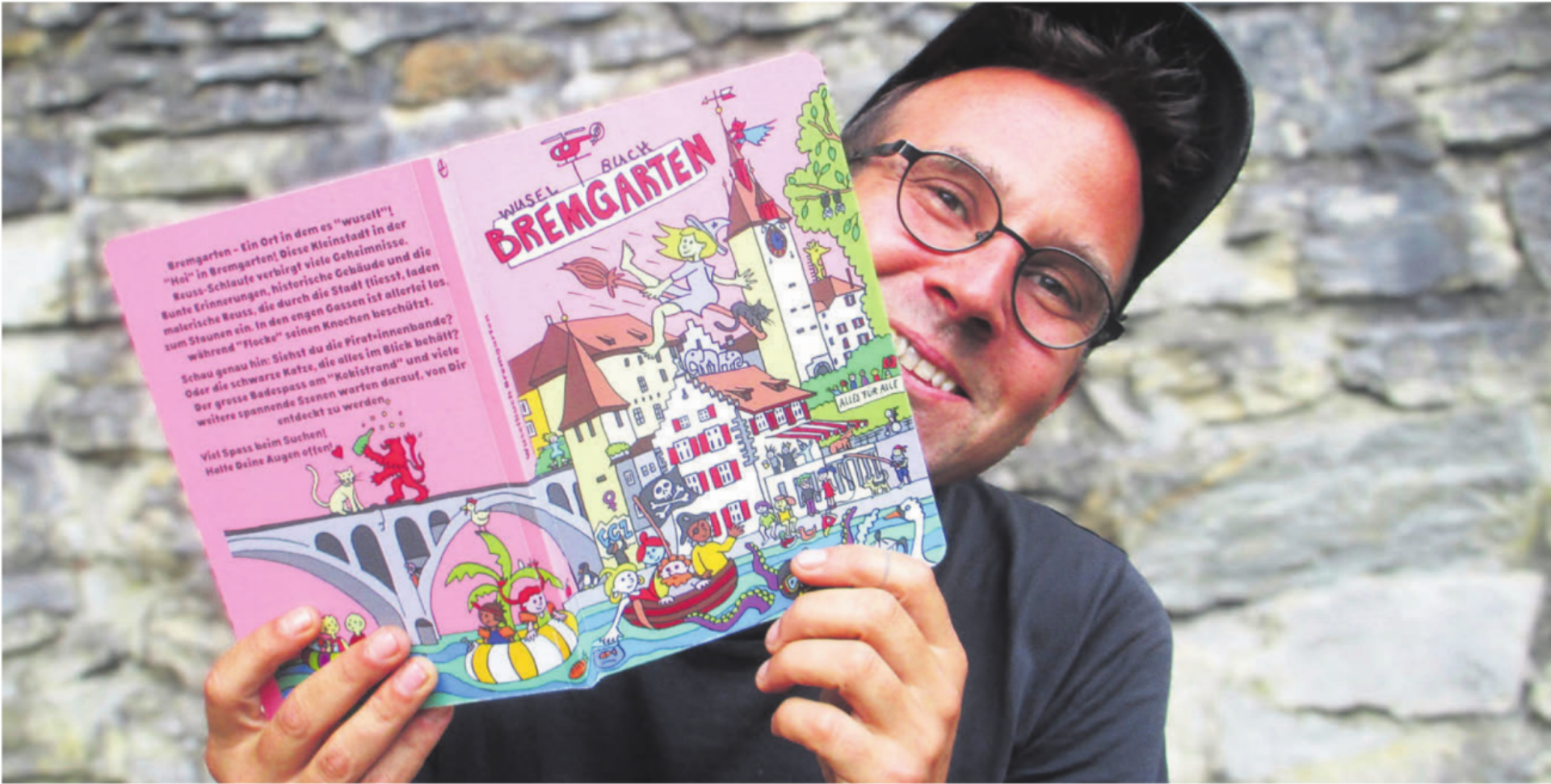 Das Gesicht hinter dem Buch: Eigentlich hat Michael Schaller sein Werk anonym veröffentlicht. Letztlich gab er dennoch gerne Auskunft über die Geschichten hinter seinem Wimmelbuch über Bremgarten. Bild: Rahel Schmid - Das Bild wird blockiert. – Möglicherweise durch einen aktiven Adblocker.