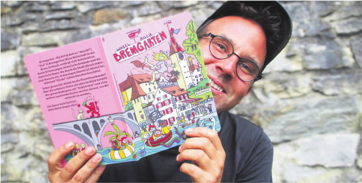 Das Gesicht hinter dem Buch: Eigentlich hat Michael Schaller sein Werk anonym veröffentlicht. Letztlich gab er dennoch gerne Auskunft über die Geschichten hinter seinem Wimmelbuch über Bremgarten. Bild: Rahel Schmid Das Gesicht hinter dem Buch: Eigentlich hat Michael Schaller sein Werk anonym veröffentlicht. Letztlich gab er dennoch gerne Auskunft über die Geschichten hinter seinem Wimmelbuch über Bremgarten. Bild: Rahel Schmid