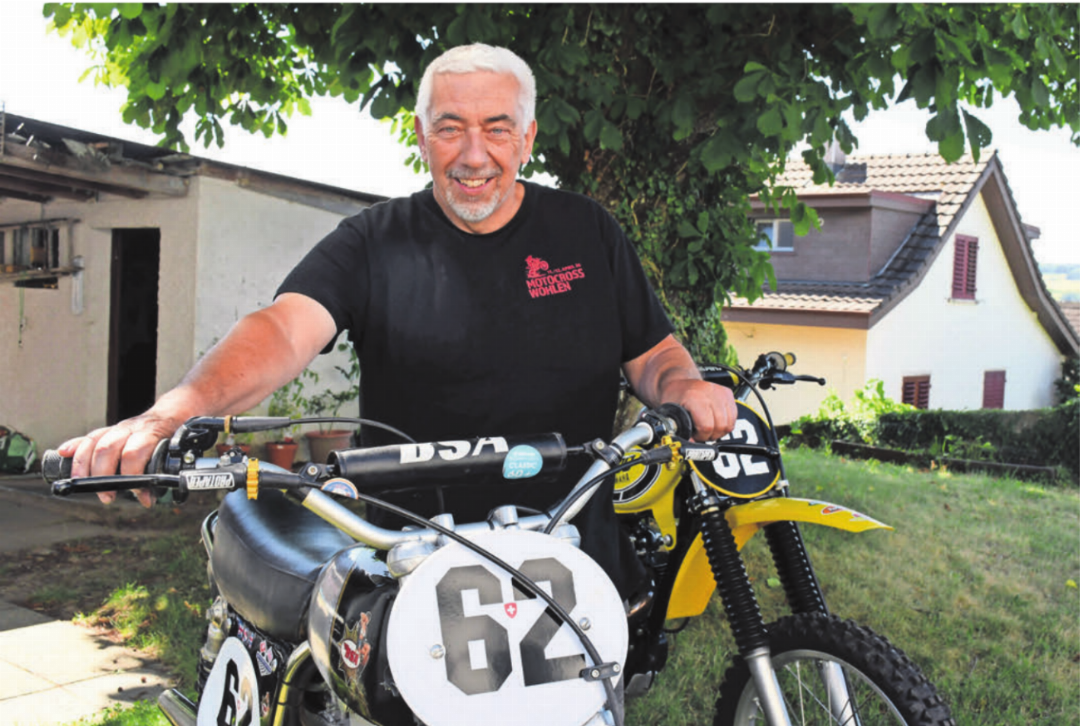 Es macht einfach Spass: Roland Büchi mit seiner Oldtimer-Maschine zu Hause im Garten im Wohler Oberdorf. Bilder: Daniel Marti / zg Es macht einfach Spass: Roland Büchi mit seiner Oldtimer-Maschine zu Hause im Garten im Wohler Oberdorf. Bilder: Daniel Marti / zg
