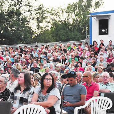 «Aus Liebe» in vielerlei Hinsicht - «Ewigi Liebi» lockt rund 540 Leserinnen und Leser in das Open-Air-Kino hinter der Kanti Wohlen. Bilder: Monica Rast
