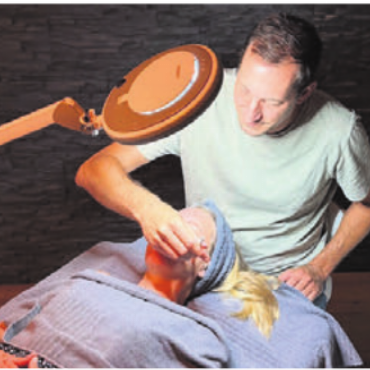 Ungewohntes Terrain - Stefan Sprenger als Kosmetiker. Bild: zg