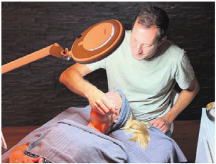 Stefan Sprenger als Kosmetiker. Bild: zg