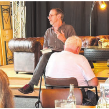 Thriller in der Oldtimer-Bar - Autor Harry Schaerer fand in Oberlunkhofen ein interessiertes Publikum. Bild: zg
