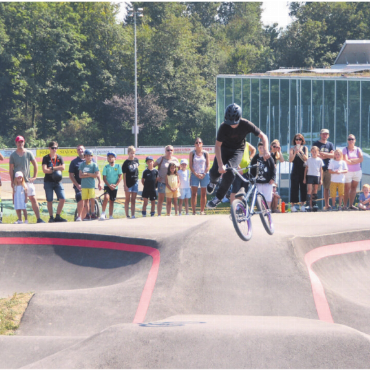 Eine Bühne für den Freestyle-Sport - Bereits bei der Eröffnung der Pumptrackanlage wurde eine grosses Show von Profis auf der Anlage gezeigt. Ende August folgt mit der PumpKing Challenge ein weiteres Highlight. Bild: Archiv / sab