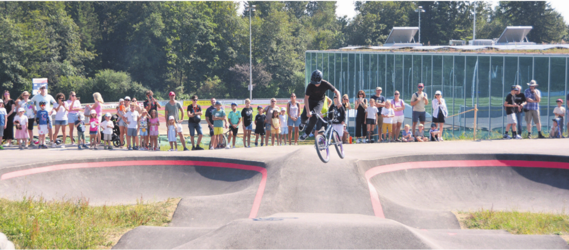 Bereits bei der Eröffnung der Pumptrackanlage wurde eine grosses Show von Profis auf der Anlage gezeigt. Ende August folgt mit der PumpKing Challenge ein weiteres Highlight. Bild: Archiv / sab - Das Bild wird blockiert. – Möglicherweise durch einen aktiven Adblocker.