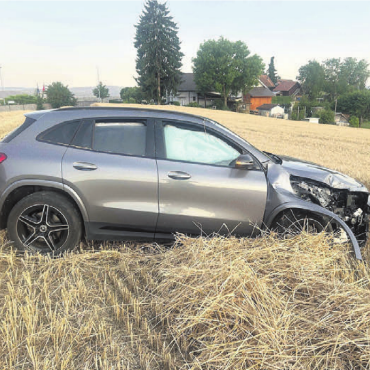 Auto von der Fahrbahn abgekommen - Das Auto blieb auf einem Stoppelfeld stehen. Bild: pz