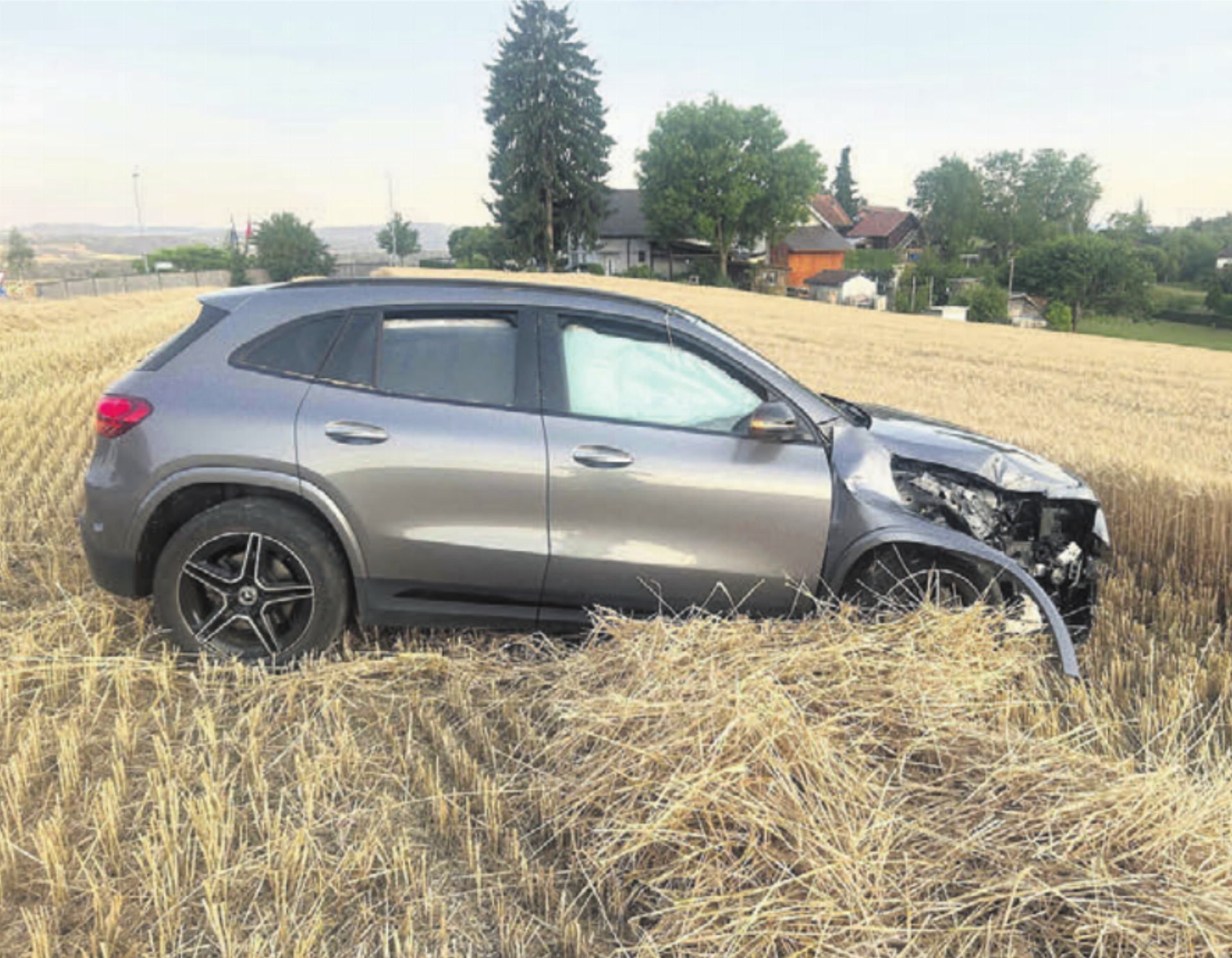 Das Auto blieb auf einem Stoppelfeld stehen. Bild: pz - Das Bild wird blockiert. – Möglicherweise durch einen aktiven Adblocker.