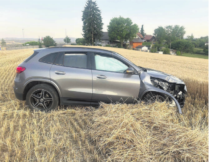 Das Auto blieb auf einem Stoppelfeld stehen. Bild: pz