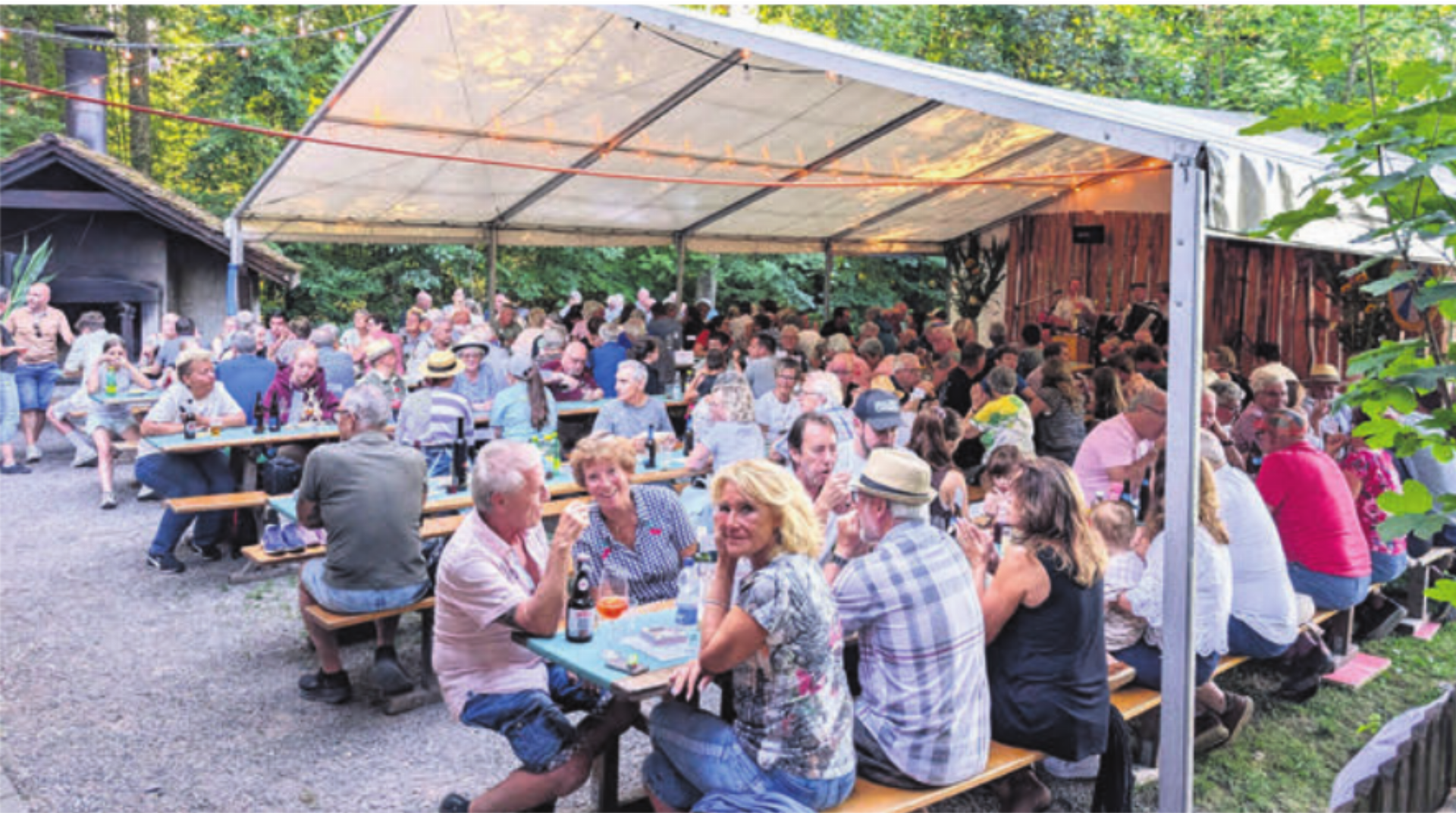 Das Waldfest zog auch dieses Jahr viele Gäste zum Forsthaus, gefeiert wurde bis spät in die Nacht. Bild: zg - Das Bild wird blockiert. – Möglicherweise durch einen aktiven Adblocker.