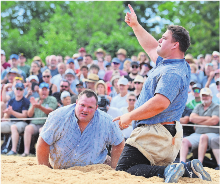 Lukas Döbeli (rechts) bodigt im ersten Gang Domenic Schneider und zeigt, dass die Freiämter bereit sind für den Weissenstein-Schwinget. Bilder: Pascale Alpiger