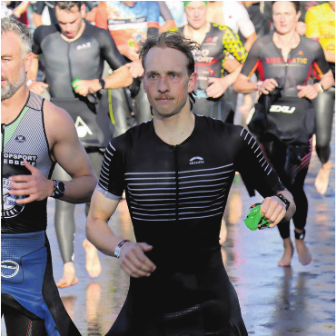 Auf der Suche nach Grenzen - Die Wellen im Wasser setzten Jannis Fischer zu. Es ist ihm aber gelungen durchzubeissen. Nach vier Marathons, einem Backyard Ultra und einem Ironman-Triathlon über die halbe Distanz hat der Merenschwander in Thun jetzt auch einen kompletten Ironman abgeschlossen.   Bilder: zg