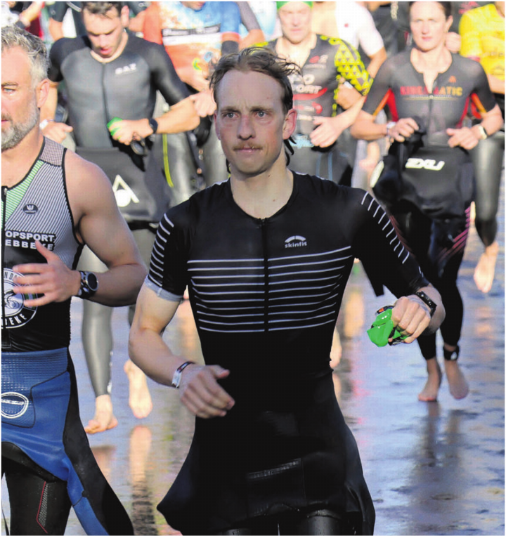 Die Wellen im Wasser setzten Jannis Fischer zu. Es ist ihm aber gelungen durchzubeissen. Nach vier Marathons, einem Backyard Ultra und einem Ironman-Triathlon über die halbe Distanz hat der Merenschwander in Thun jetzt auch einen kompletten Ironman abgeschlossen.   Bilder: zg