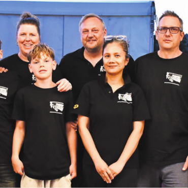 Weils so schön ist - Drei Generationen der Familie Bachmann arbeiten bereits hinter den Kulissen des Open-Air-Kinos mit. Was im Kleinen begann, ist nun ein Familienunternehmen. Bilder: Monica Rast