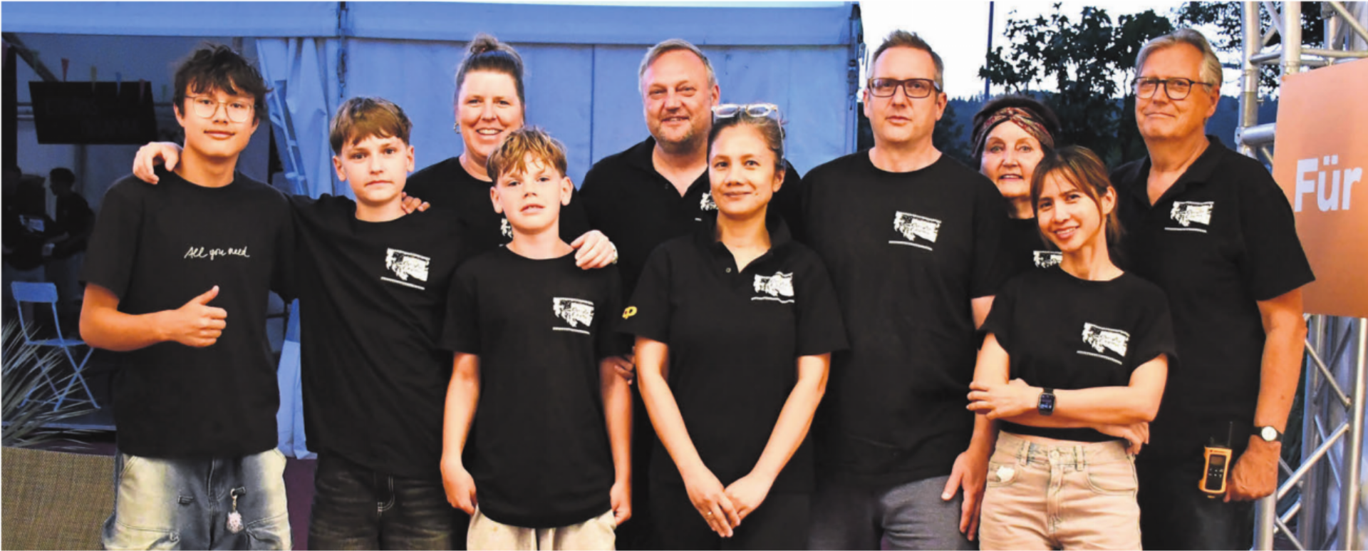 Drei Generationen der Familie Bachmann arbeiten bereits hinter den Kulissen des Open-Air-Kinos mit. Was im Kleinen begann, ist nun ein Familienunternehmen. Bilder: Monica Rast - Das Bild wird blockiert. – Möglicherweise durch einen aktiven Adblocker.