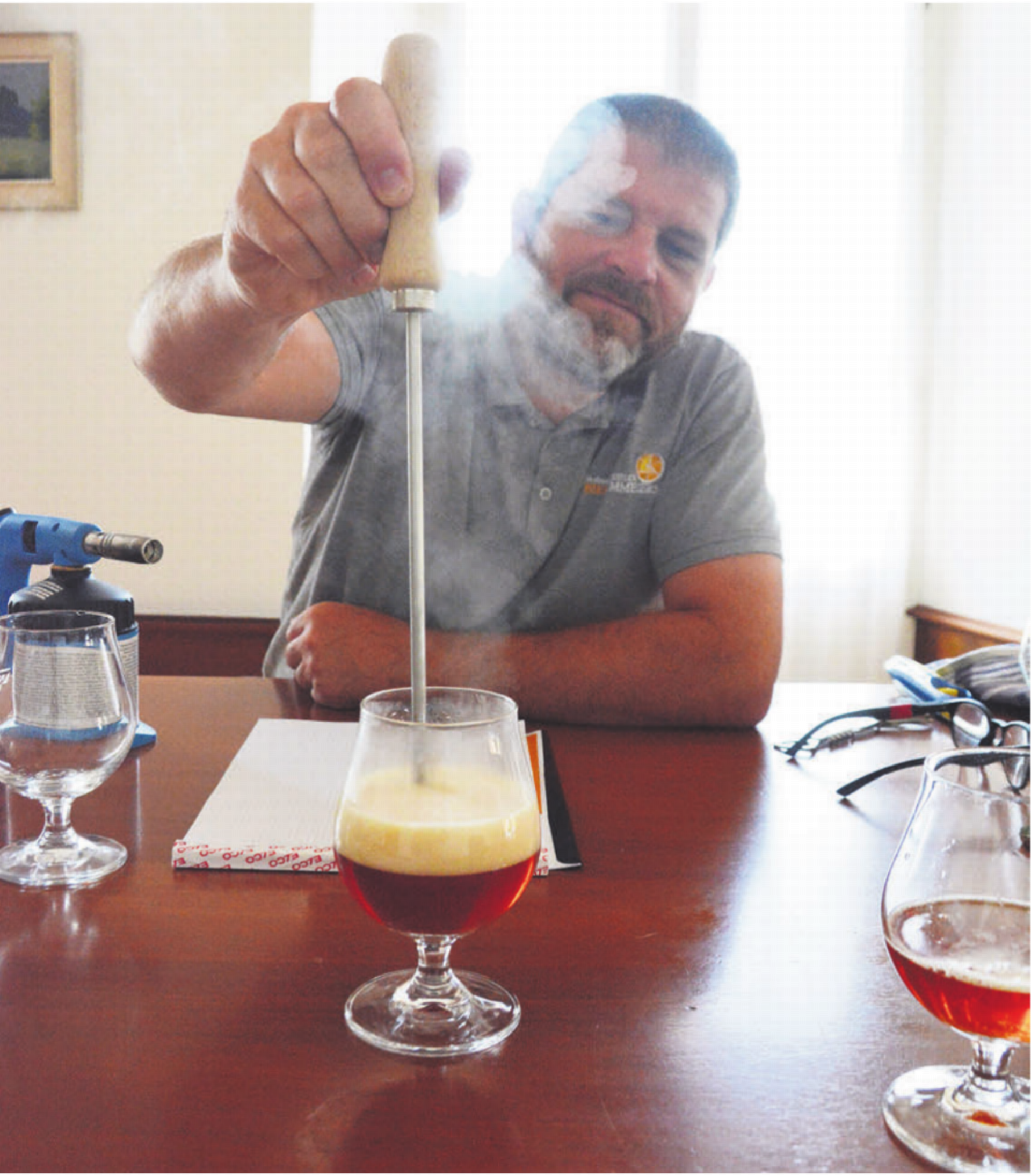 Es dampft, es blubbert. Das Bier-Stacheln ist eine alte Methodik, die einst die Schmiede erfanden. Marcel Riesen zeigt und erklärt, wie sich das Bier beim Stacheln verändert. - Das Bild wird blockiert. – Möglicherweise durch einen aktiven Adblocker.