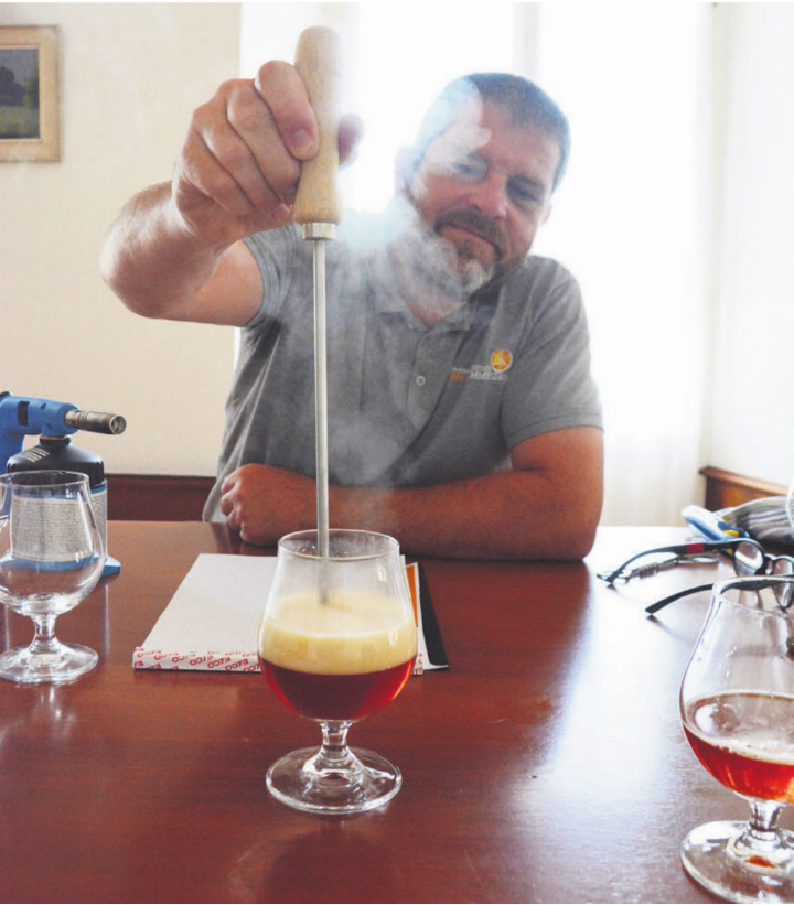 Es dampft, es blubbert. Das Bier-Stacheln ist eine alte Methodik, die einst die Schmiede erfanden. Marcel Riesen zeigt und erklärt, wie sich das Bier beim Stacheln verändert.