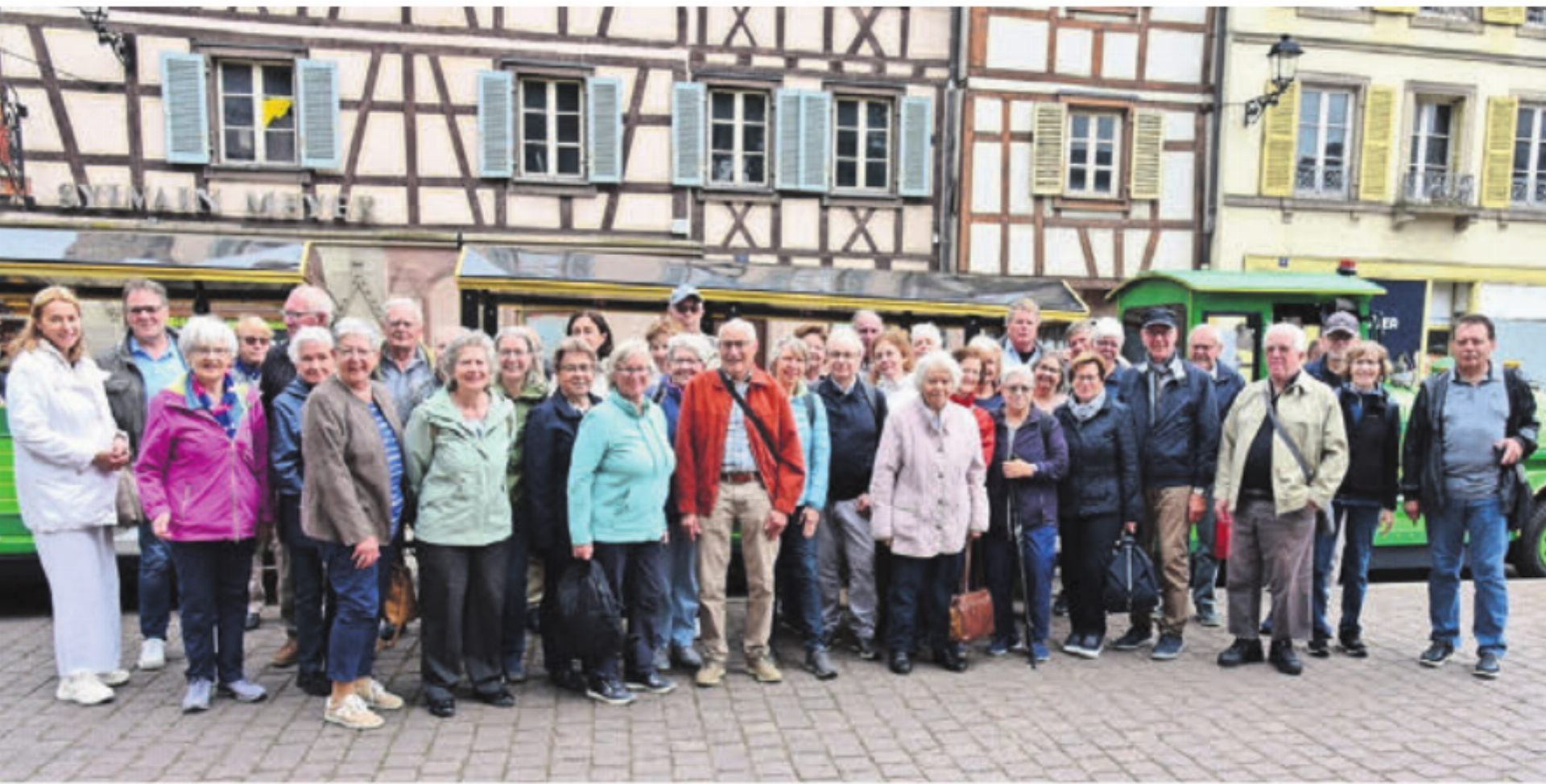 Gruppenbild der «Mir sind derbi»-Gruppe vor dem Petit Train in Colmar. Bild: zg - Das Bild wird blockiert. – Möglicherweise durch einen aktiven Adblocker.