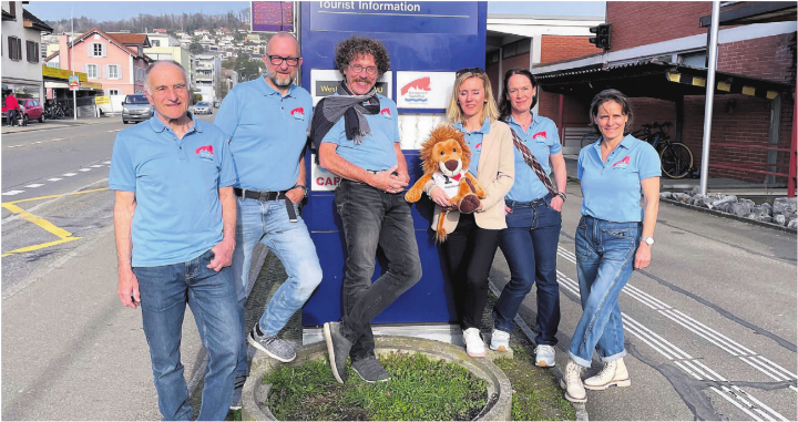 Dachstrail löst Löwenspur ab. Der Bremgarten-Tourismus-Vorstand, (v. l.) Tschösy Meier, Ralph Nikolaiski, Franky Weber, Sonja Schneiderbauer, Martina Eller, Ruth Meier, bei der Erstbegehung im März. Es fehlen: Claudia Bamert, Juri Tirez. Bild: zg Dachstrail löst Löwenspur ab. Der Bremgarten-Tourismus-Vorstand, (v. l.) Tschösy Meier, Ralph Nikolaiski, Franky Weber, Sonja Schneiderbauer, Martina Eller, Ruth Meier, bei der Erstbegehung im März. Es fehlen: Claudia Bamert, Juri Tirez. Bild: zg