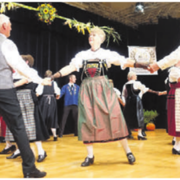 Aus Liebe zur Folklore - Trachtetanzlüüt Muri in Aktion. Bild: Archiv