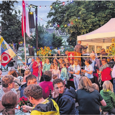 Funken, Zirkus – und Gesang - Die Bundesfeier 2025 mit dem gesanglichen Vortrag des «Bremgarter Lieds», präsentiert von Kindern der Bremgarter Kantorei und dem Stadtrat. Mittendrin auch BT-Co-Präsidentin Ruth Meier. Ein Mikrofon soll dieses Jahr helfen, der Darbietung noch etwas mehr Stimmgewalt zu verleihen und die Anwesenden zum Mitsingen zu verleiten. Bild: huy