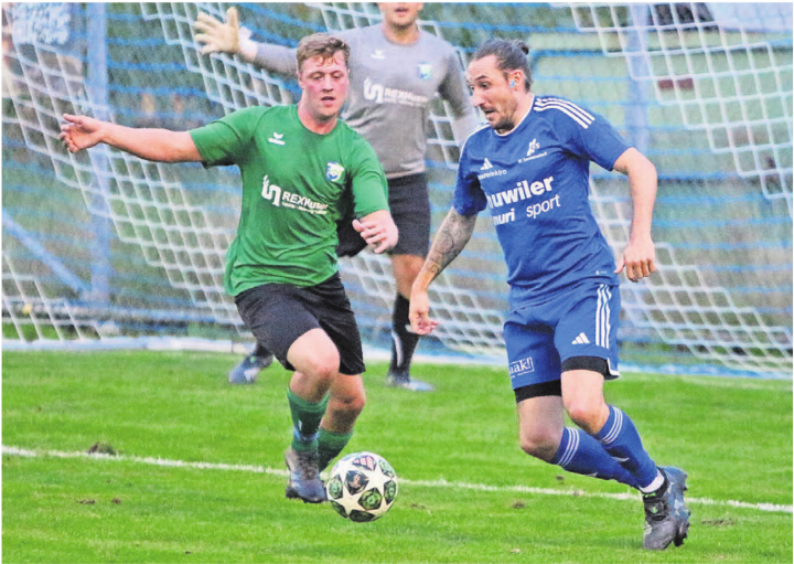 Die eine Seite von Ranieri Schmidli (rechts) kommt hier im Derby gegen Adrian Rohner von Bünz-Maiengrün zur Geltung. Fussball war in den vergangenen Jahren ein wichtiger Bestandteil seines Lebens. Bilder: Archiv/jl, Salsa Olé