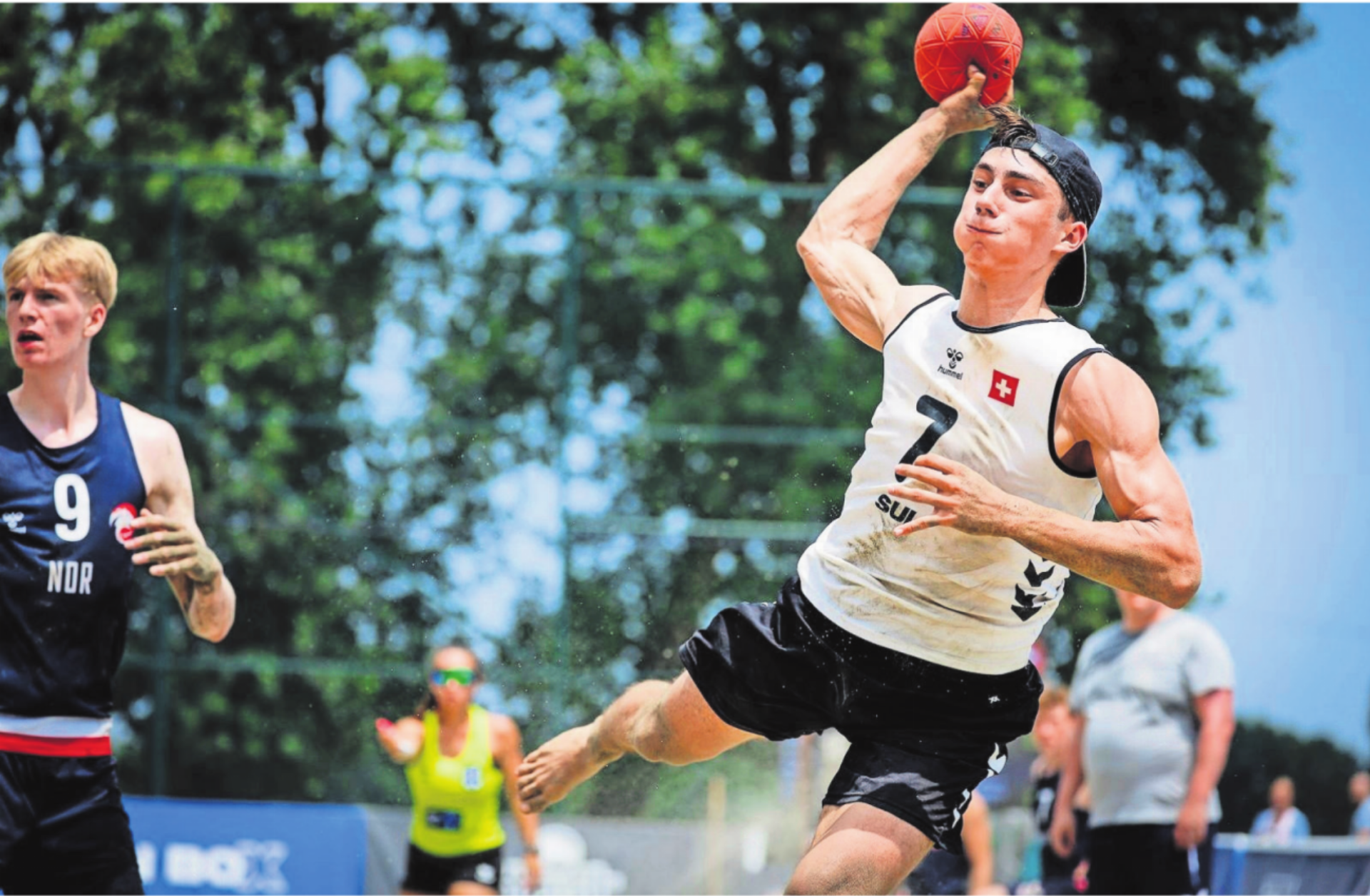 Ilias Mrose (rechts) beim Spiel der U17-EM gegen Norwegen. Obwohl er mit 18 Punkten mehr erzielte als irgendein anderer Spieler der beiden Teams, gewann Norwegen nach Shootout. 
Bild: EHF/kolektiff - Das Bild wird blockiert. – Möglicherweise durch einen aktiven Adblocker.