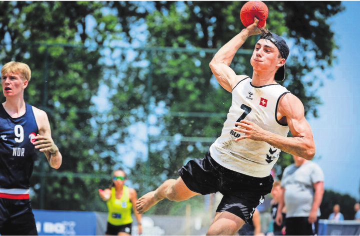 Ilias Mrose (rechts) beim Spiel der U17-EM gegen Norwegen. Obwohl er mit 18 Punkten mehr erzielte als irgendein anderer Spieler der beiden Teams, gewann Norwegen nach Shootout. 
Bild: EHF/kolektiff