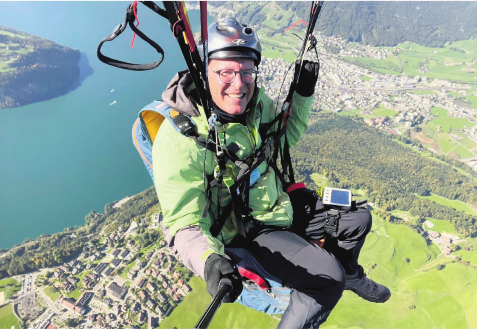 Ganz oben über der Bergwelt, da geniesst Pascal Gregor die grenzenlose Freiheit. Mit seinem neuen Hobby hat sich der Kirchenratspräsident einen Bubentraum erfüllt. 
Bilder: dm/zg - Das Bild wird blockiert. – Möglicherweise durch einen aktiven Adblocker.
