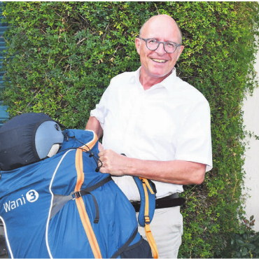 «Freiheitsgefühl ist fantastisch» - In einem Rucksack ist alles verstaut, was er braucht: Pascal Gregor präsentiert seinen verpackten Gleitschirm.