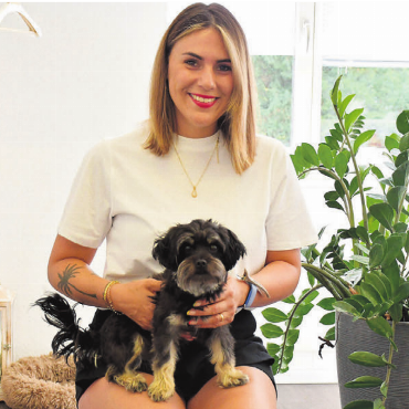 Auf Wolke sieben - Angela Pepe mit ihrem Salon-Maskottchen Nella.