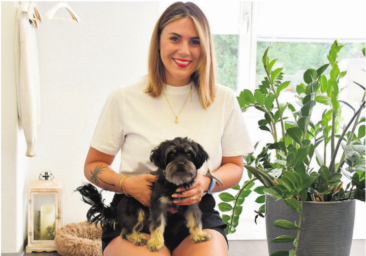 Angela Pepe mit ihrem Salon-Maskottchen Nella.