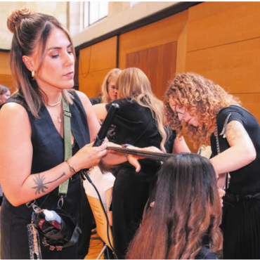 Auf Wolke sieben - An der Haute Couture Fashion Week Paris werden die Models gleich von mehreren Hairstylisten für den Laufsteg frisiert.