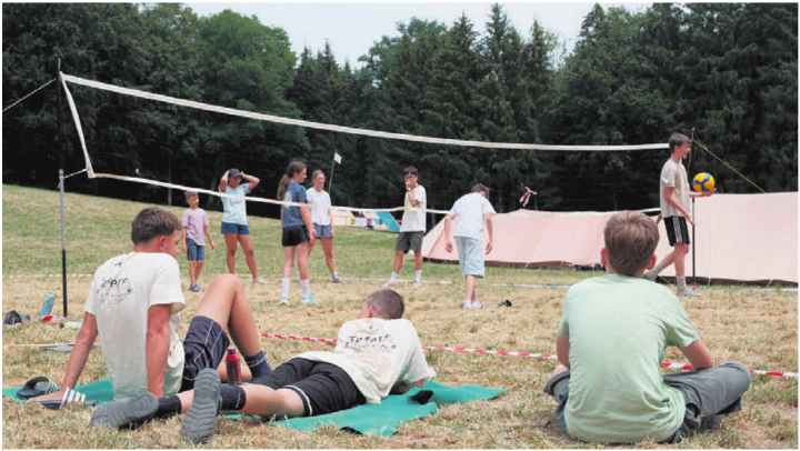 Die Kinder und Jugendlichen verbringen viel Zeit draussen, wie etwa auf dem Spielfeld.