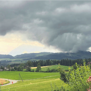 Magische Momente - Wenn die Wolke den Boden küsst. Dieses Bild hat Hildegard Huwiler aus Hägglingen eingesandt. Aufgenommen wurde es in Oberrüti. «Ich war bei einer Freundin zum Zmörgele eingeladen.»