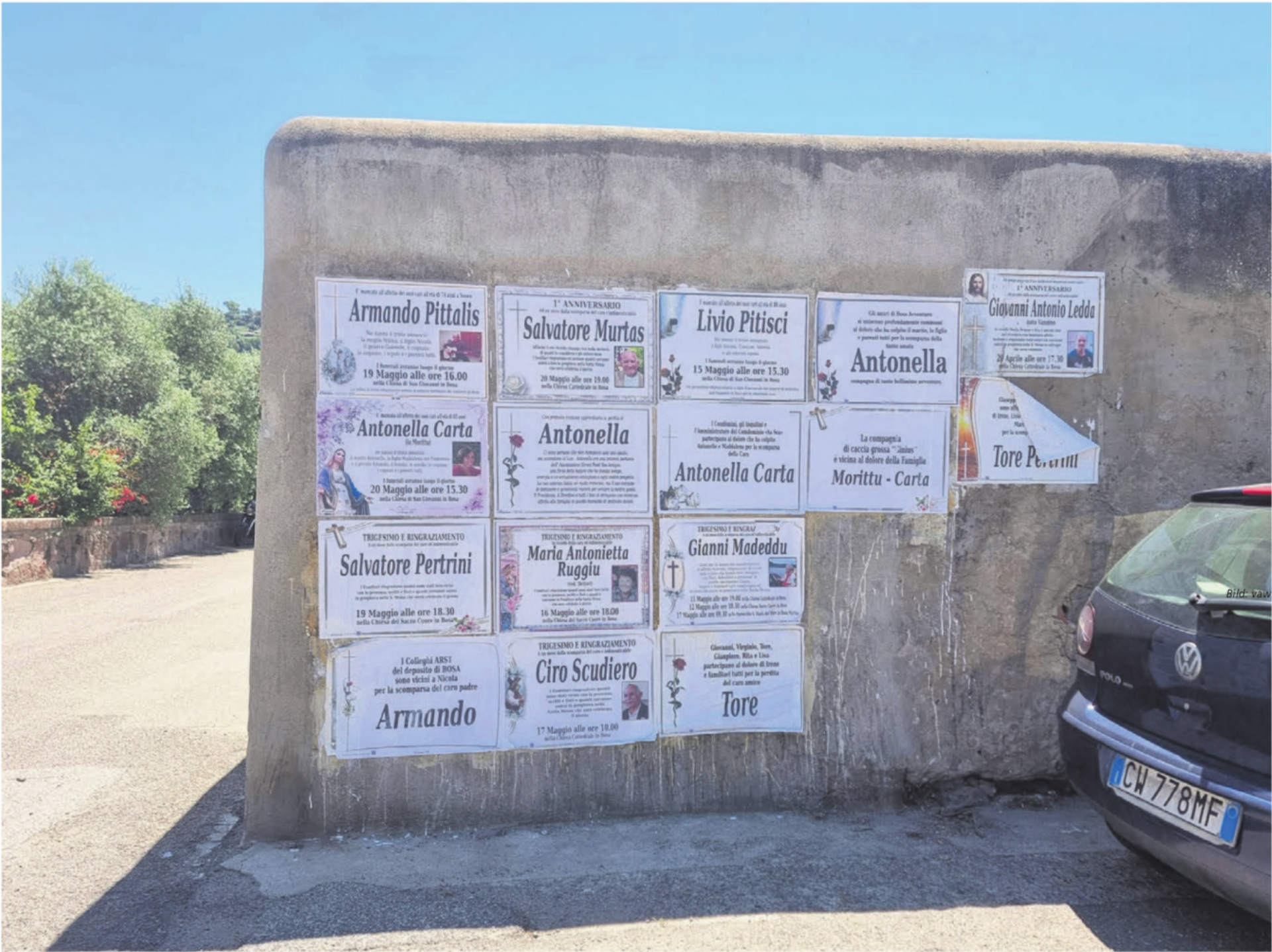 Bild: vaw

Bosa ist ein malerisches Städtchen am westlichen Ufer von Sardinien. Am Stadtrand des pittoresken Ortes steht diese Mauer. Sie schafft Aufmerksamkeit und das nur wenige Schritte neben der belebten Hauptgasse der Altstadt. Dort geniessen die Touristen den Charme des Ortes mit den vielen farbigen Häusern und das feine Essen in der Strassengastronomie. An dieser Mauer geben die Einheimischen bekannt, dass ihre Lieben verstorben sind. - Das Bild wird blockiert. – Möglicherweise durch einen aktiven Adblocker.