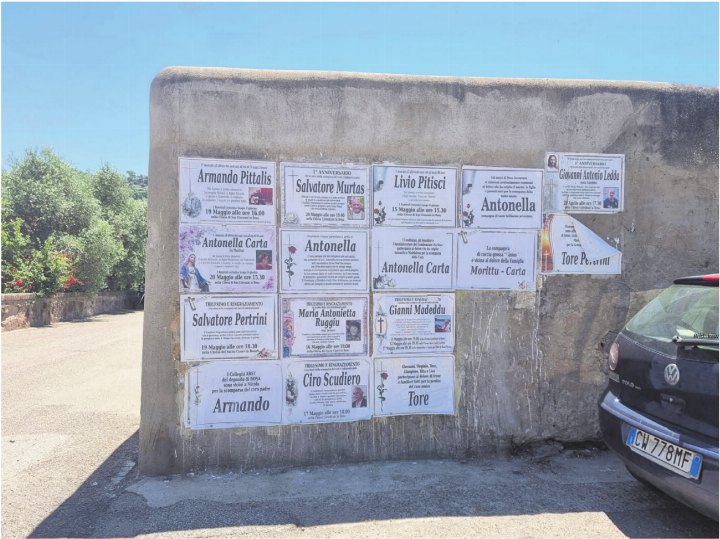 Bild: vaw

Bosa ist ein malerisches Städtchen am westlichen Ufer von Sardinien. Am Stadtrand des pittoresken Ortes steht diese Mauer. Sie schafft Aufmerksamkeit und das nur wenige Schritte neben der belebten Hauptgasse der Altstadt. Dort geniessen die Touristen den Charme des Ortes mit den vielen farbigen Häusern und das feine Essen in der Strassengastronomie. An dieser Mauer geben die Einheimischen bekannt, dass ihre Lieben verstorben sind.