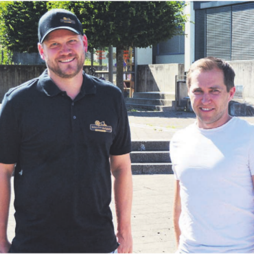 Acht verschiedene Geschichten - Auf diesem Platz findet an acht Abenden im August das Kino uf em Dorfplatz statt. Präsident Stefan Meienberg (links) und Vizepräsident Christian Füglistaller hoffen auf gewitterfreies Wetter.    Bild: Roger Wetli