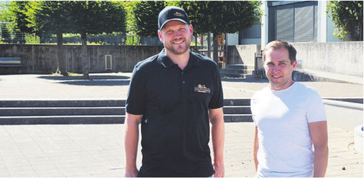 Auf diesem Platz findet an acht Abenden im August das Kino uf em Dorfplatz statt. Präsident Stefan Meienberg (links) und Vizepräsident Christian Füglistaller hoffen auf gewitterfreies Wetter.    Bild: Roger Wetli