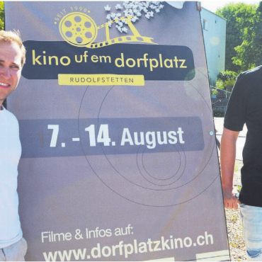 Acht verschiedene Geschichten - Sie freuen sich auf acht Abende im Zeichen des Filmes: Kino uf em Dorfplatz-Präsident Stefan Meienberg (rechts) und Vizepräsident Christian Füglistaller.    Bild: Roger Wetli