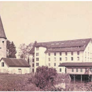 Sanierung eines historischen Juwels - Die Spinnerei (rechts) neben dem Hermannsturm wurde 1837 erbaut.    Bild: zg