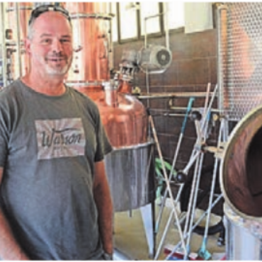 Aroma verkaufen, nicht Alkohol - Daniel Röthlisberger in seiner Brennerei in Hägglingen. Bild: jl